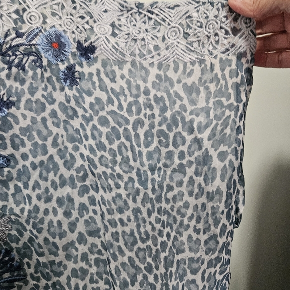 This is a Johnny Was Biya embroidered silk blouse in a blue and gray leopard XXL - Picture 8 of 12